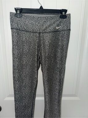Nike Women’s Printed High-Rise Leggings - Gray & Black